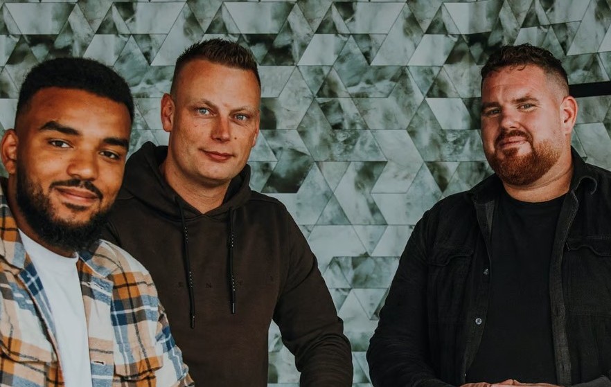 Een begeleider van Zorg Team Noord in gesprek met een cliënt, buiten in het groen
